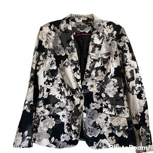 Covington womens black & white floral blazer in size XL.